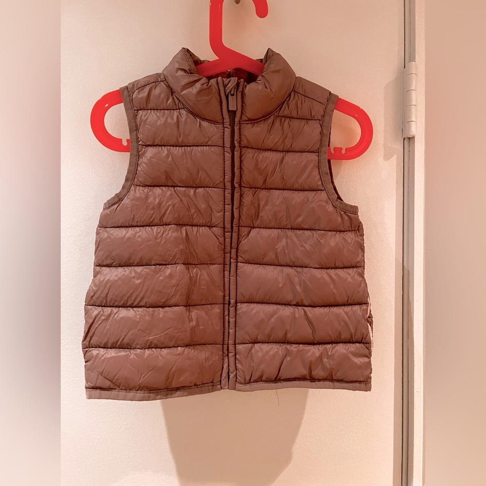 2T, old navy, puffer vest. Runs big. Light brown